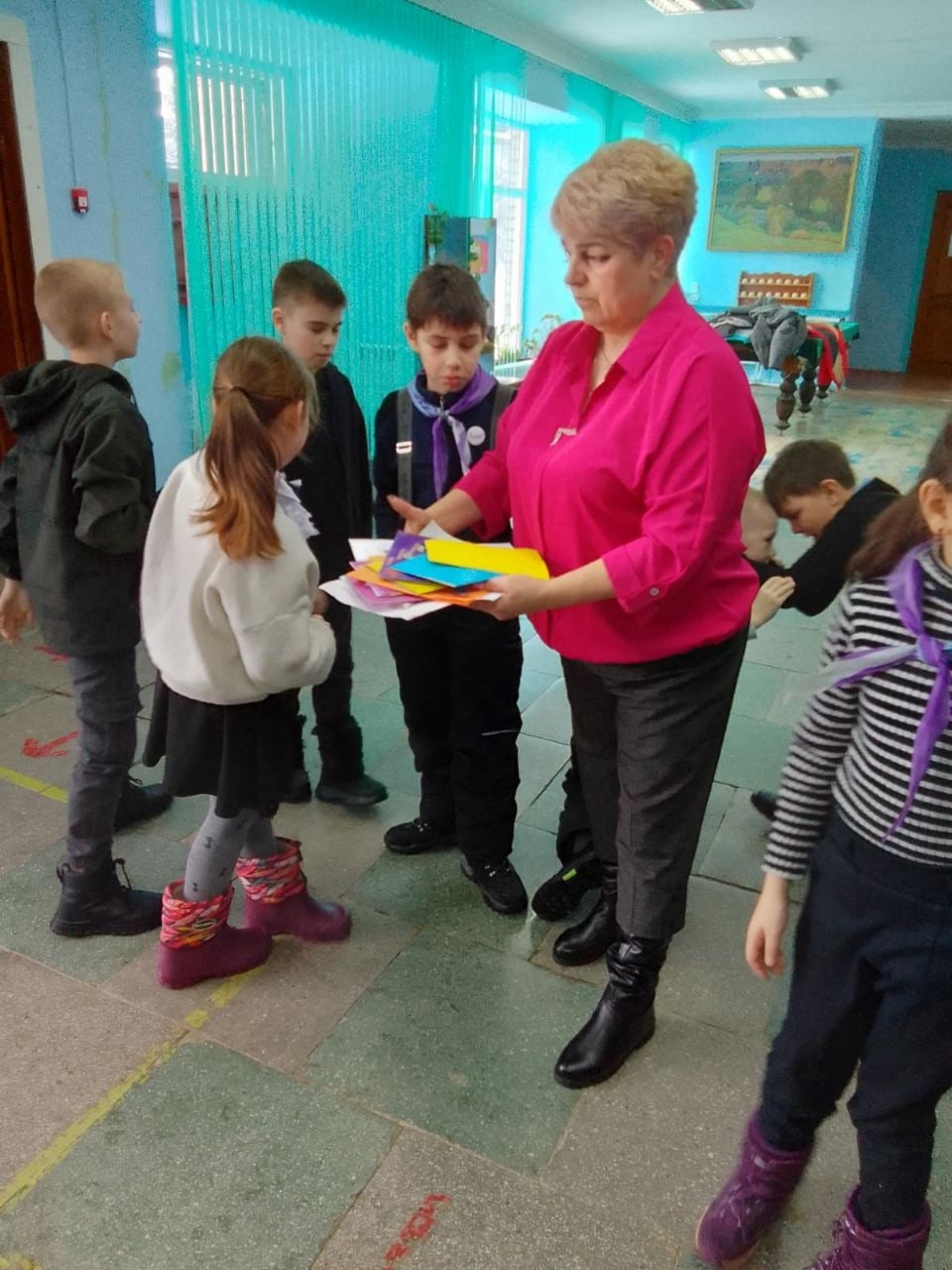 В пятницу, 9 февраля, учащиеся начальной школы отнесли в сельский ДК поздравительные письма бойцам СВО, которые они написали во время проведения недели литературного чтения..